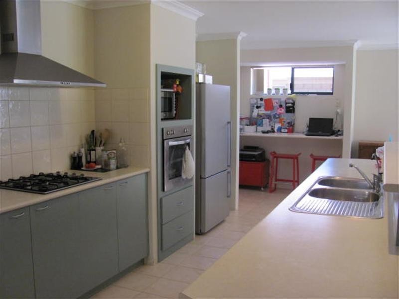 203 Peelwood Parade, Halls Head WA 6210