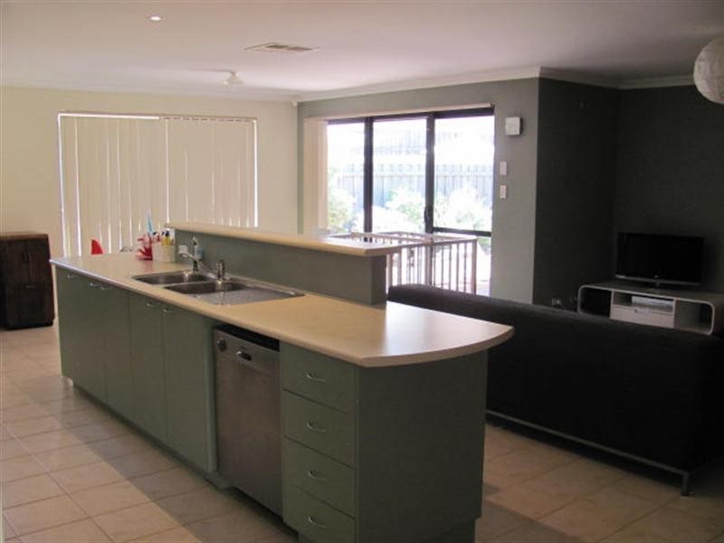 203 Peelwood Parade, Halls Head WA 6210