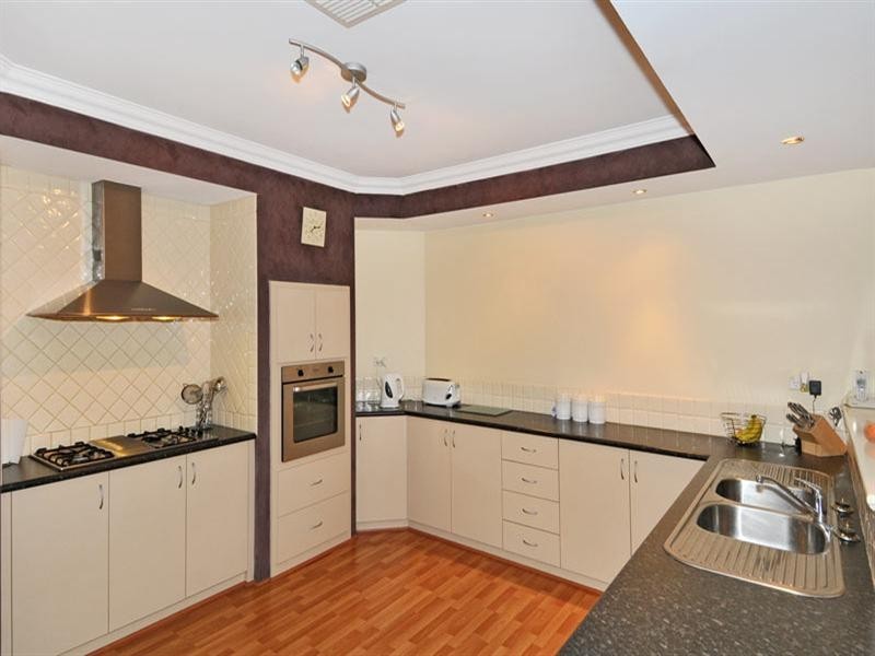 33 Grasshill Grange, Halls Head WA 6210