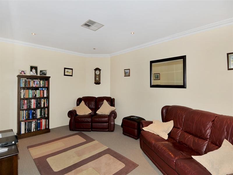 33 Grasshill Grange, Halls Head WA 6210