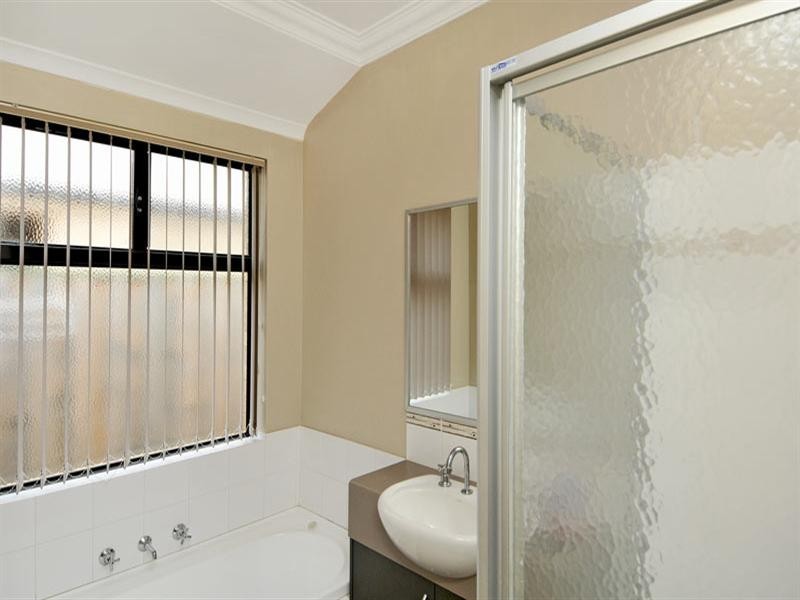 33 Grasshill Grange, Halls Head WA 6210