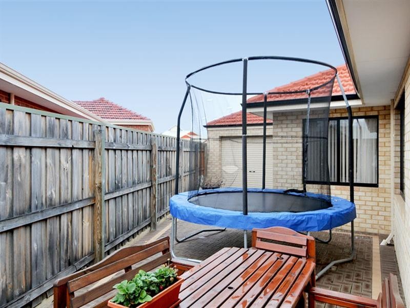 33 Grasshill Grange, Halls Head WA 6210