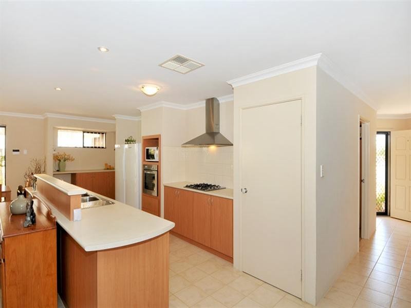 50 Buttercup Pkwy, Halls Head WA 6210