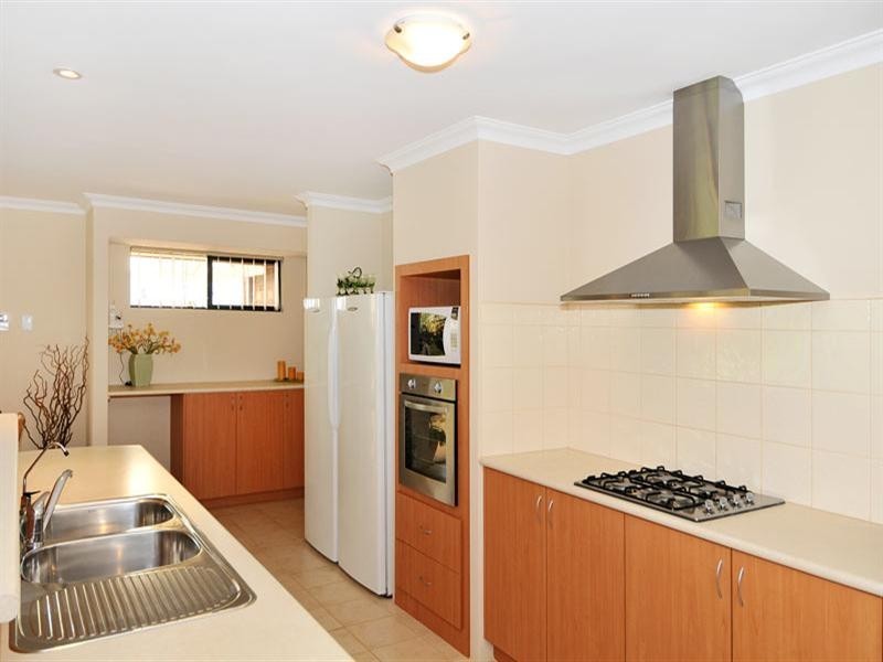 50 Buttercup Pkwy, Halls Head WA 6210