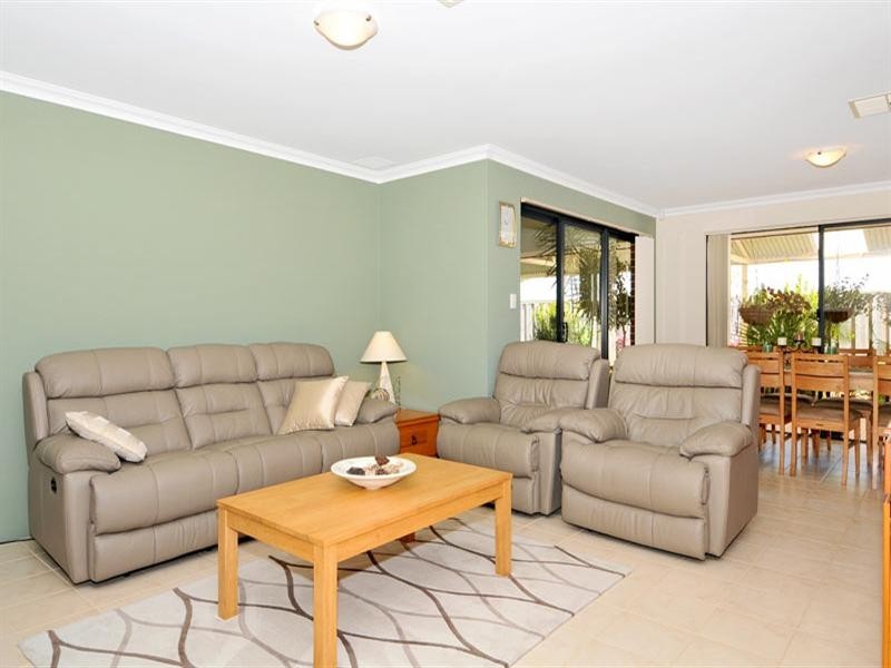 50 Buttercup Pkwy, Halls Head WA 6210