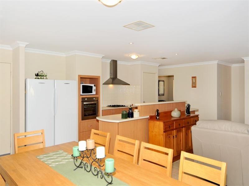 50 Buttercup Pkwy, Halls Head WA 6210