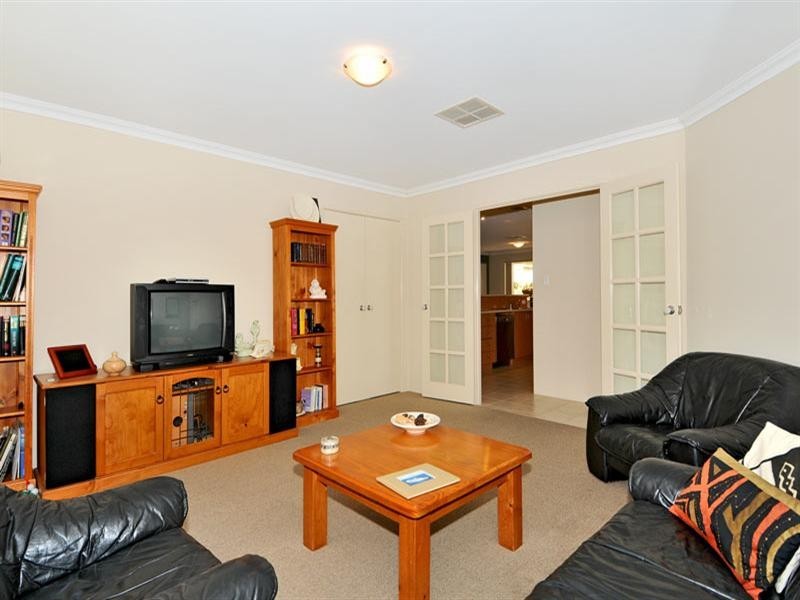 50 Buttercup Pkwy, Halls Head WA 6210