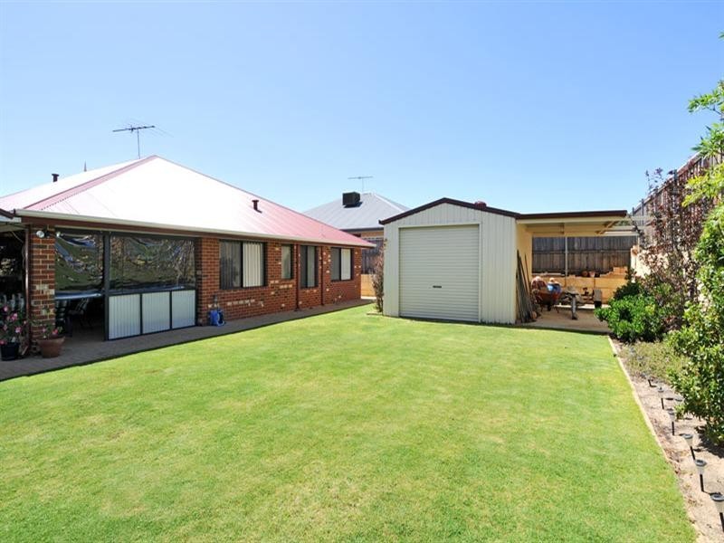 50 Buttercup Pkwy, Halls Head WA 6210