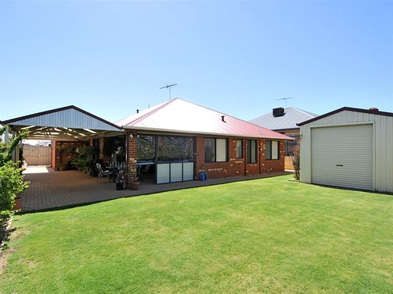 50 Buttercup Pkwy, Halls Head WA 6210