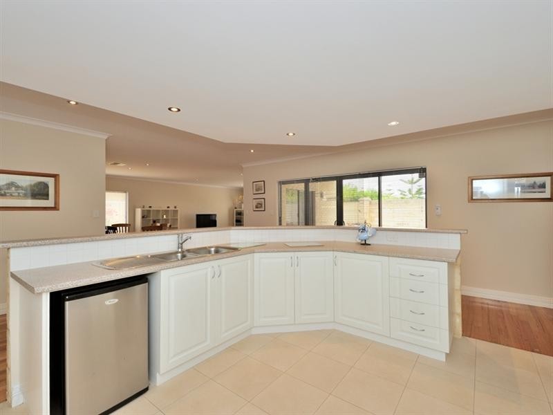 10 Coastal Retreat, Wannanup WA 6210