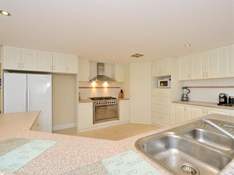 10 Coastal Retreat, Wannanup WA 6210