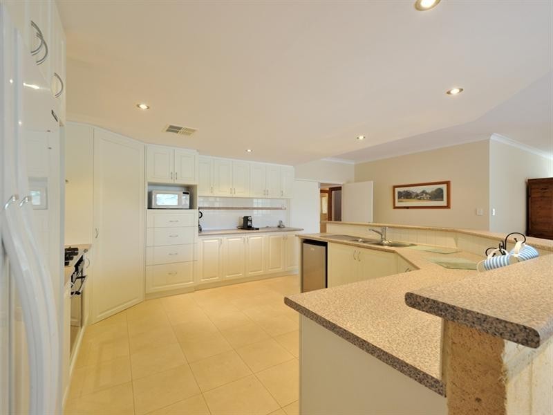 10 Coastal Retreat, Wannanup WA 6210