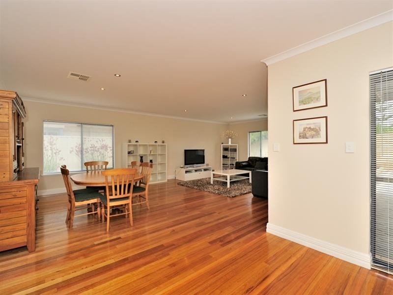 10 Coastal Retreat, Wannanup WA 6210