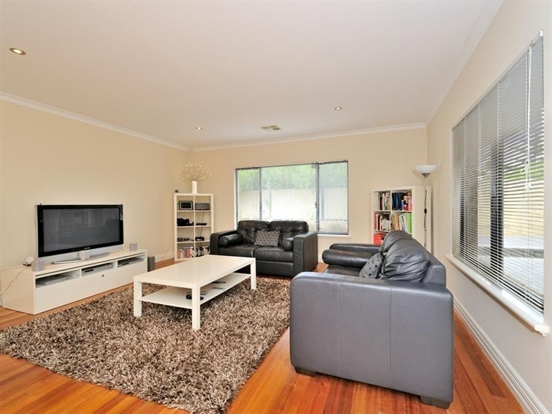 10 Coastal Retreat, Wannanup WA 6210