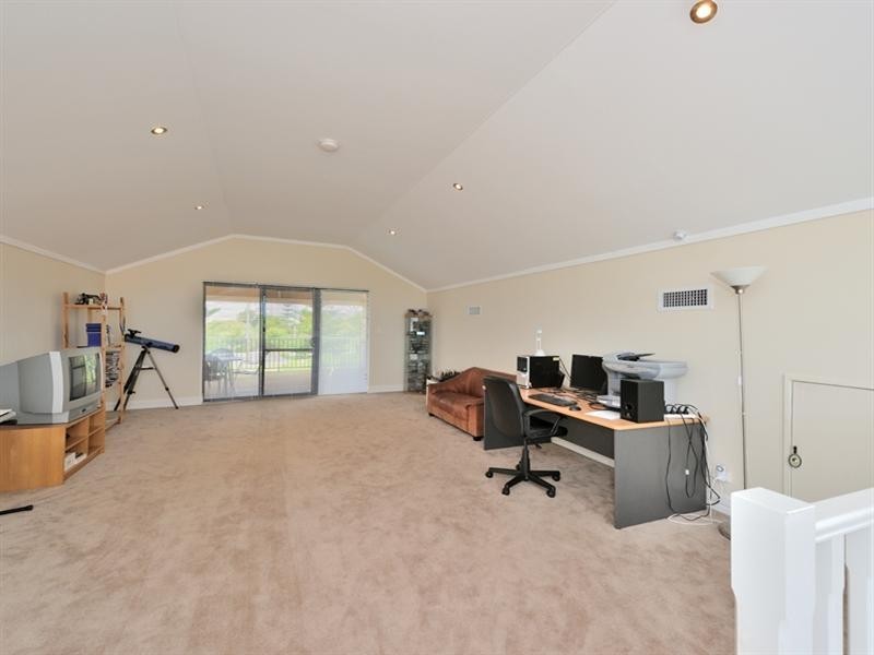 10 Coastal Retreat, Wannanup WA 6210