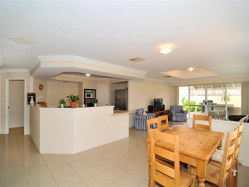 12 Quandong Pkwy, Halls Head WA 6210