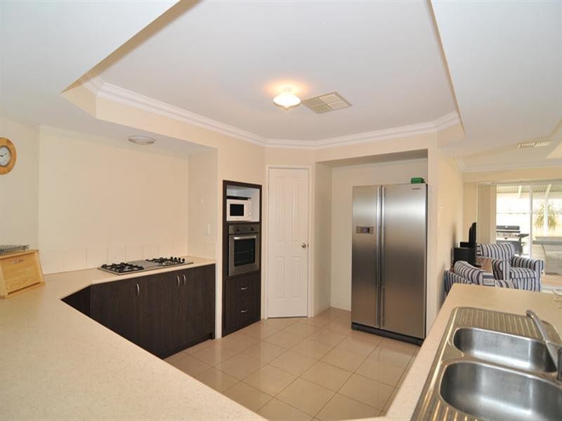 12 Quandong Pkwy, Halls Head WA 6210