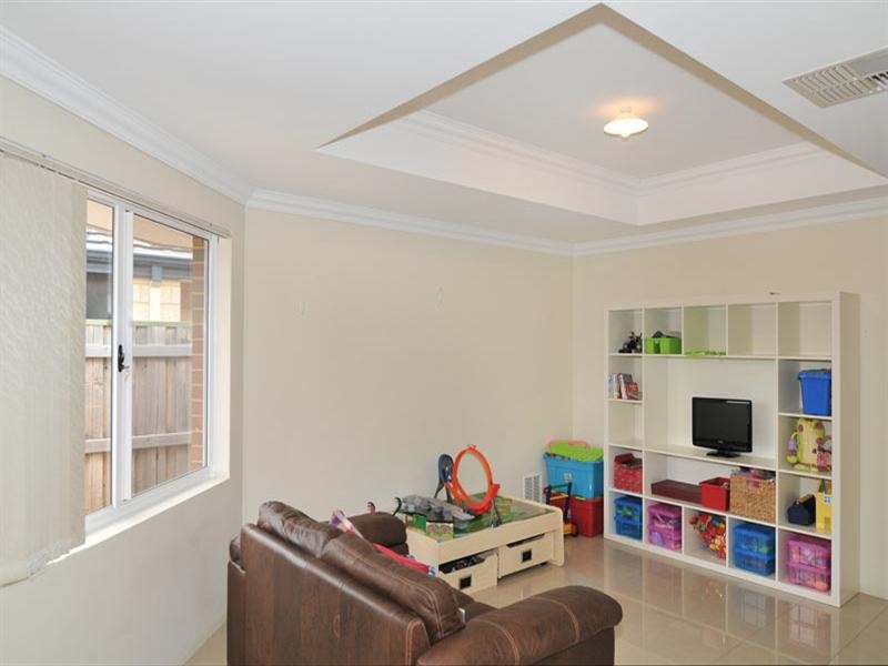 12 Quandong Pkwy, Halls Head WA 6210