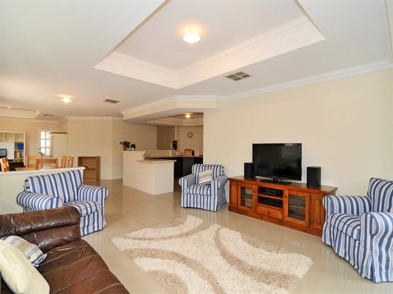 12 Quandong Pkwy, Halls Head WA 6210