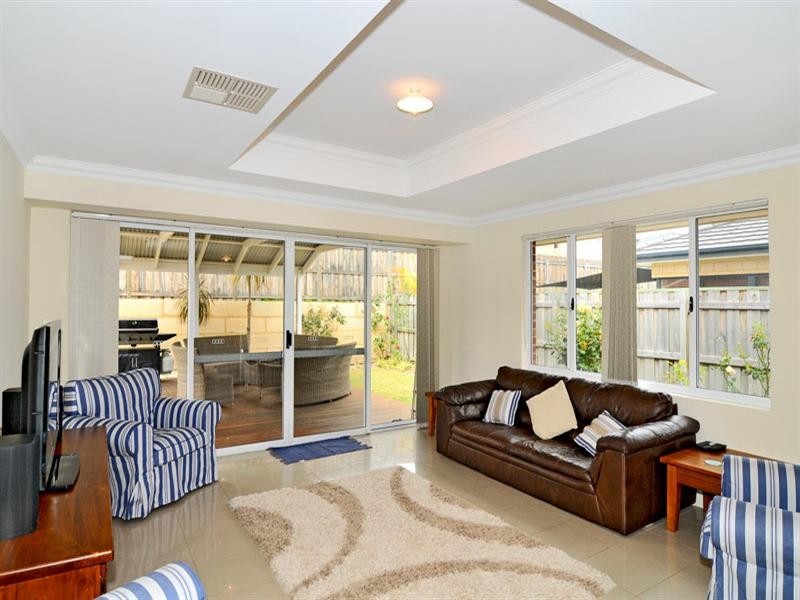 12 Quandong Pkwy, Halls Head WA 6210