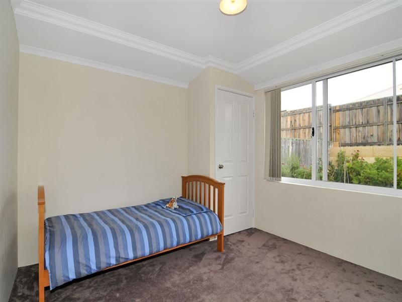 12 Quandong Pkwy, Halls Head WA 6210