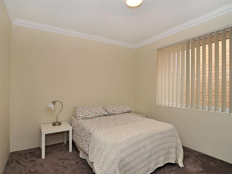 12 Quandong Pkwy, Halls Head WA 6210