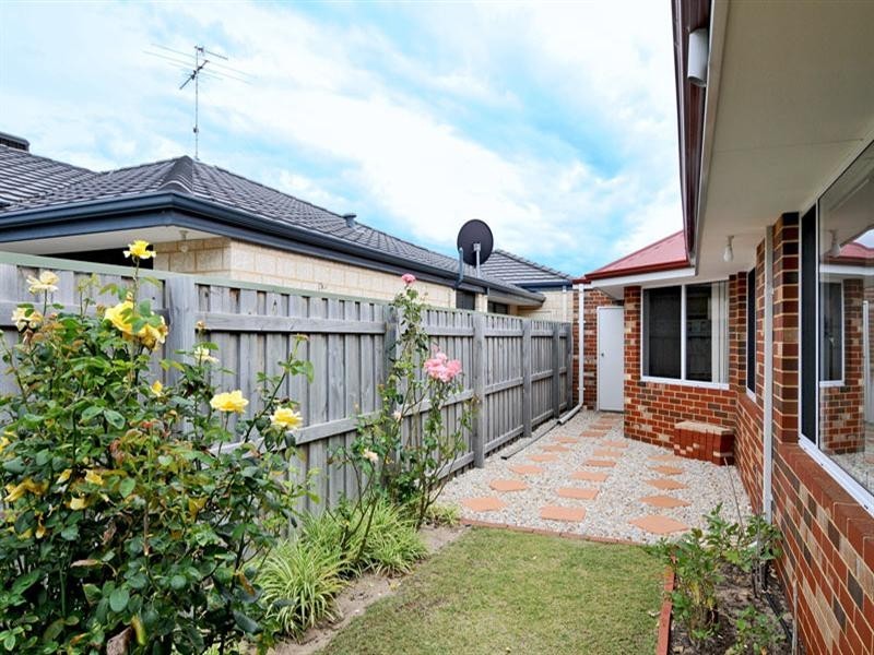 12 Quandong Pkwy, Halls Head WA 6210
