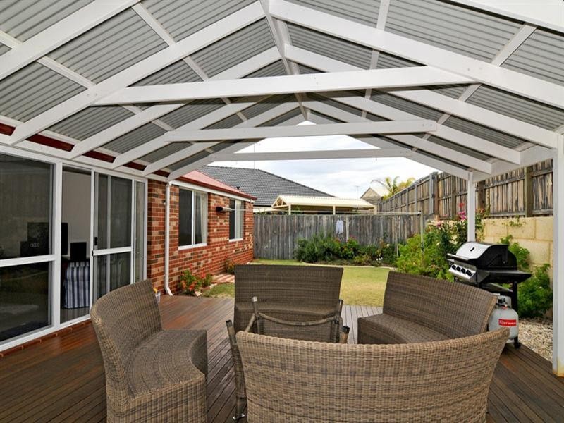 12 Quandong Pkwy, Halls Head WA 6210