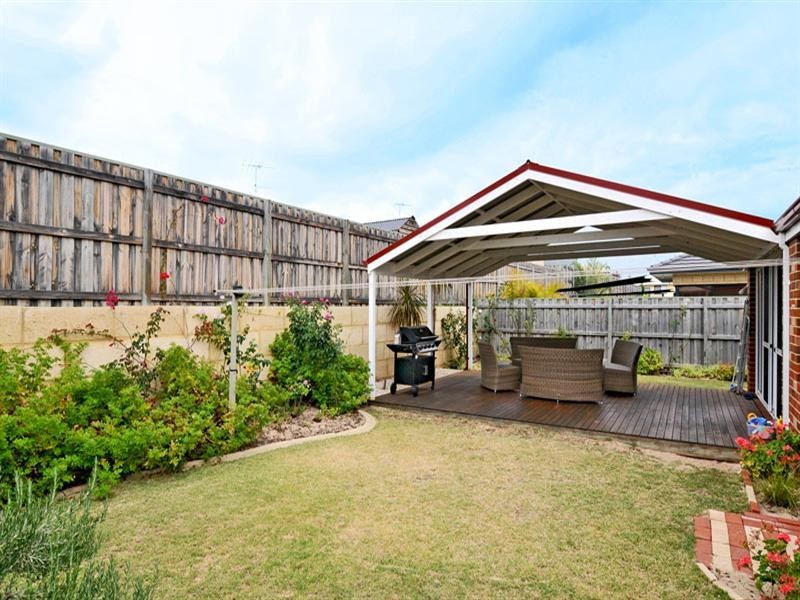12 Quandong Pkwy, Halls Head WA 6210