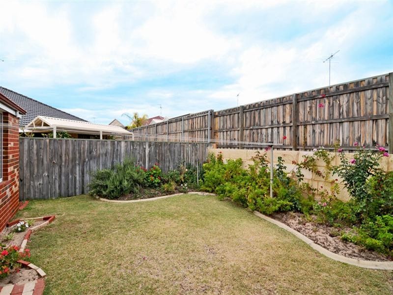 12 Quandong Pkwy, Halls Head WA 6210