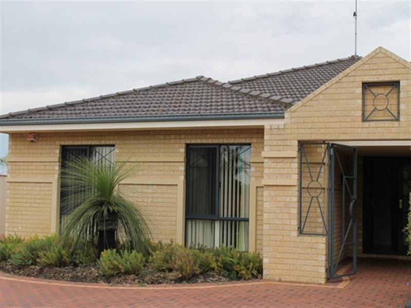 24 Oaklands Avenue, Halls Head WA 6210