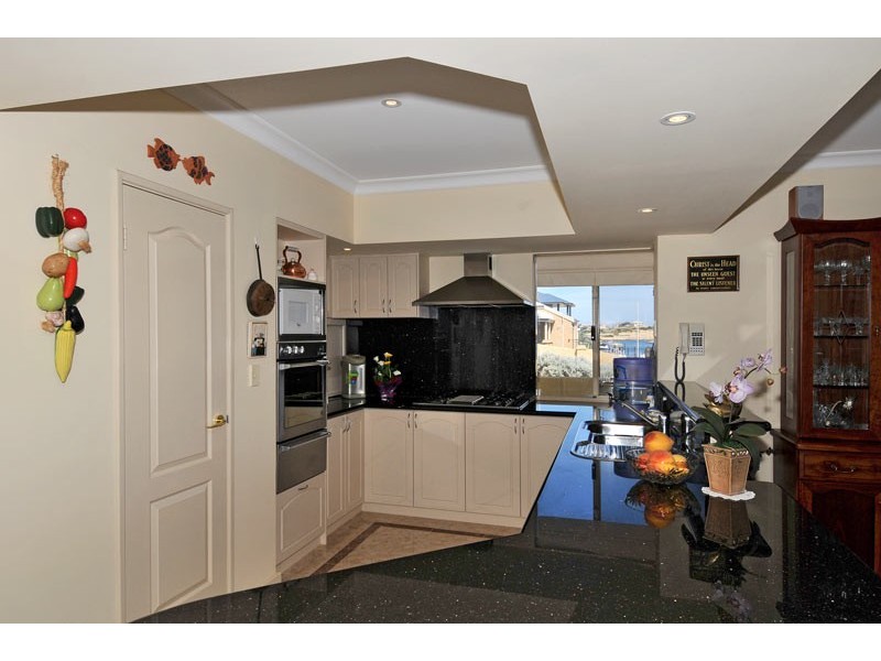 9 Bluewater Retreat, Wannanup WA 6210