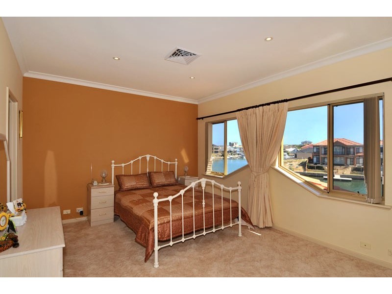 9 Bluewater Retreat, Wannanup WA 6210