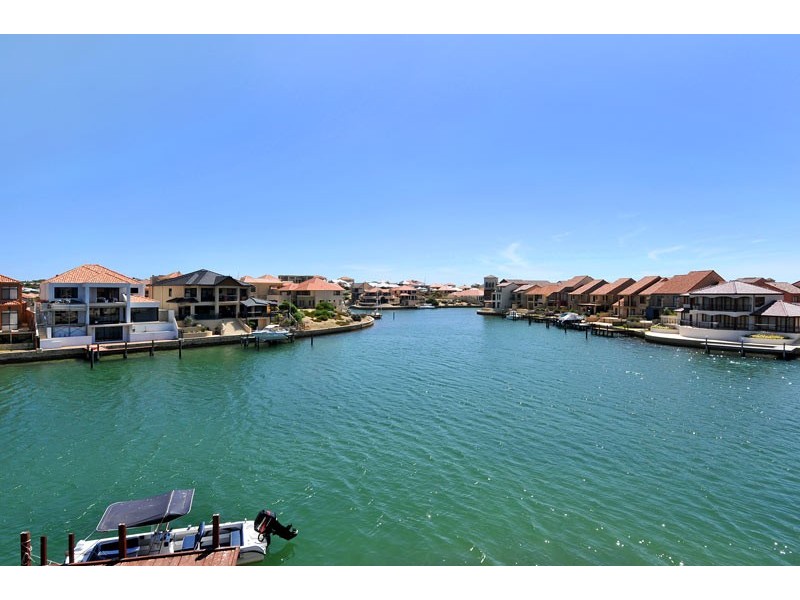 9 Bluewater Retreat, Wannanup WA 6210