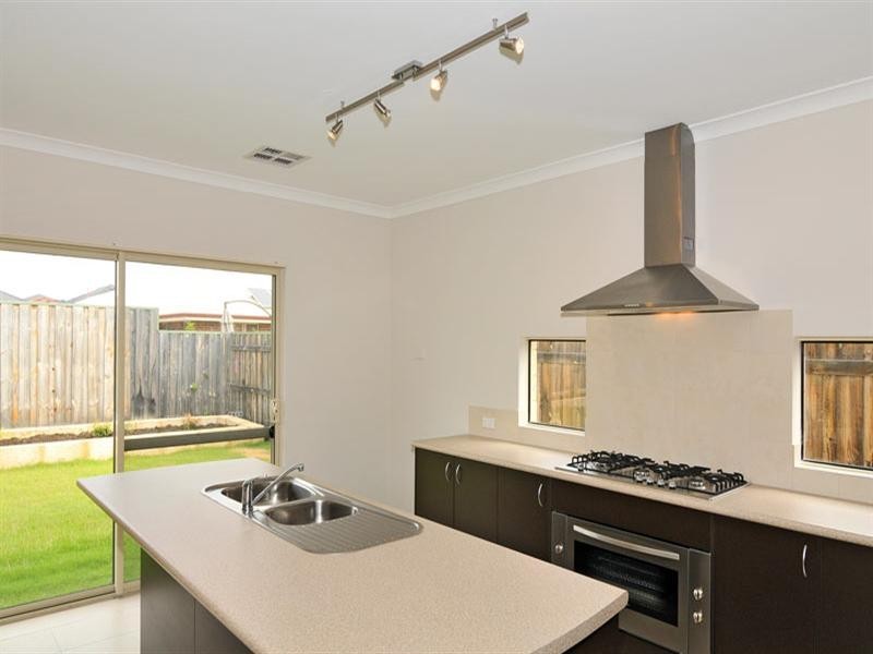 6 Honeymyrtle Grange, Halls Head WA 6210
