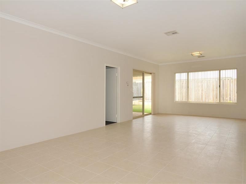 6 Honeymyrtle Grange, Halls Head WA 6210