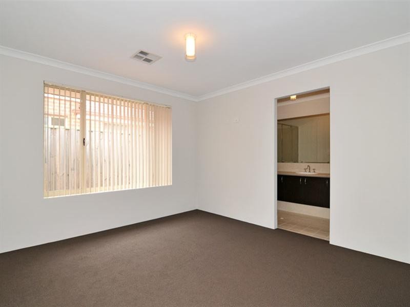 6 Honeymyrtle Grange, Halls Head WA 6210