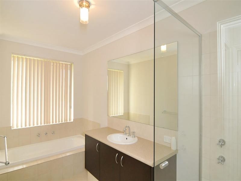 6 Honeymyrtle Grange, Halls Head WA 6210