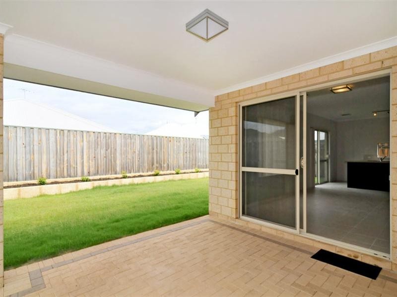 6 Honeymyrtle Grange, Halls Head WA 6210