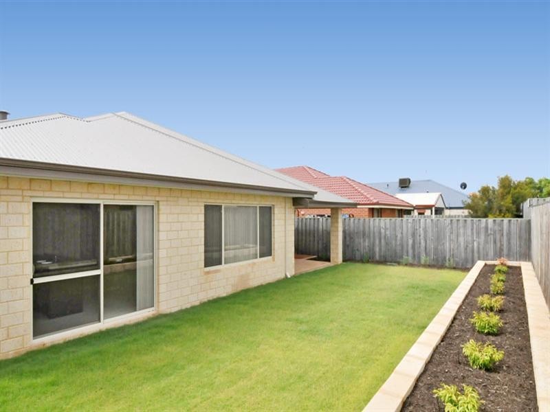 6 Honeymyrtle Grange, Halls Head WA 6210