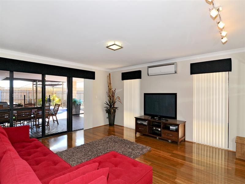 25 Tectona Way, Halls Head WA 6210