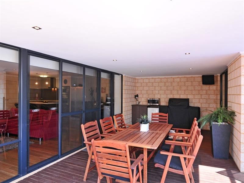 25 Tectona Way, Halls Head WA 6210