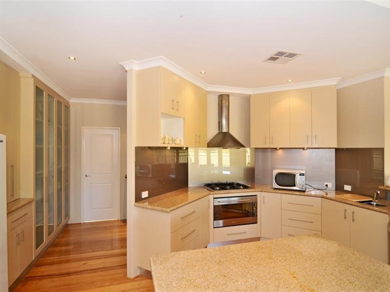 4 Lakeway Retreat, Dawesville WA 6211