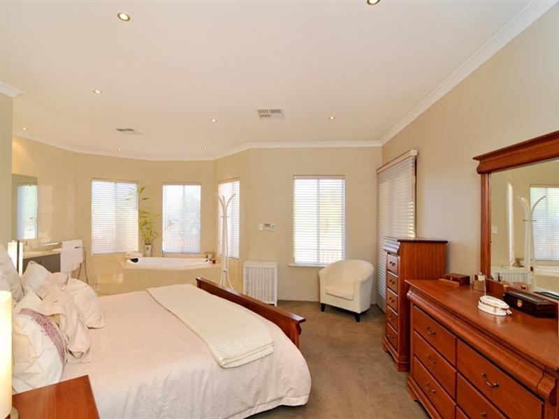 4 Lakeway Retreat, Dawesville WA 6211