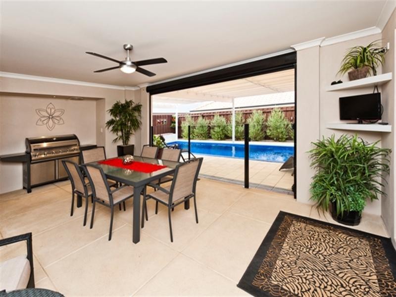 4 Torwood Edge, Halls Head WA 6210