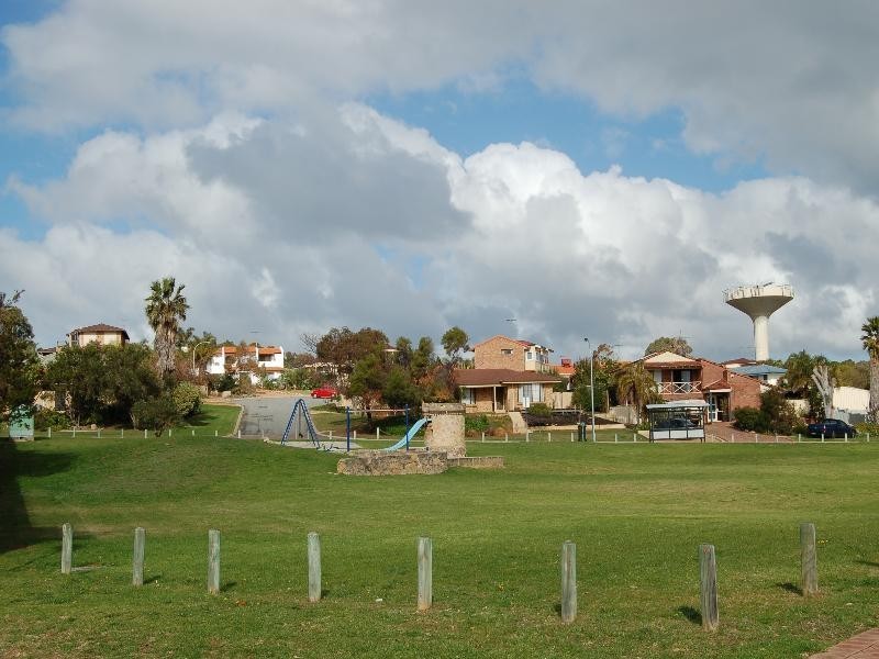 10 Gleneagles Place, Halls Head WA 6210