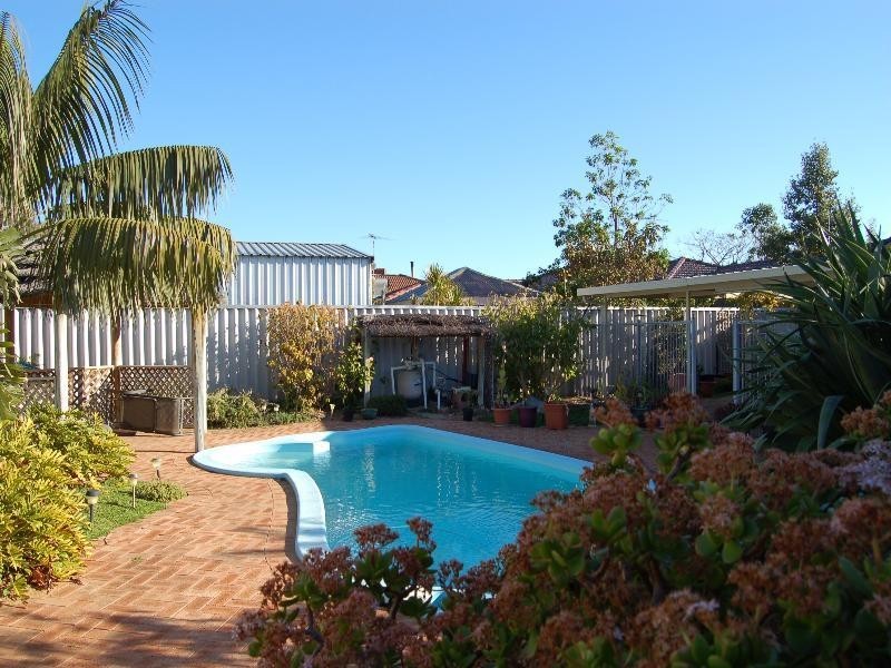 11 Gleneagles Place, Halls Head WA 6210