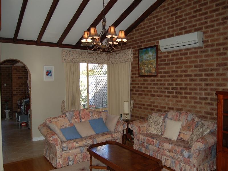 11 Gleneagles Place, Halls Head WA 6210