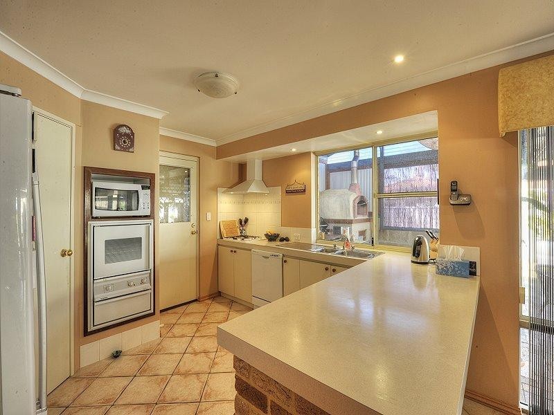 15 CHENNILE Vista, Halls Head WA 6210