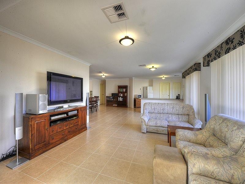 18 Grasshill Grange, Halls Head WA 6210